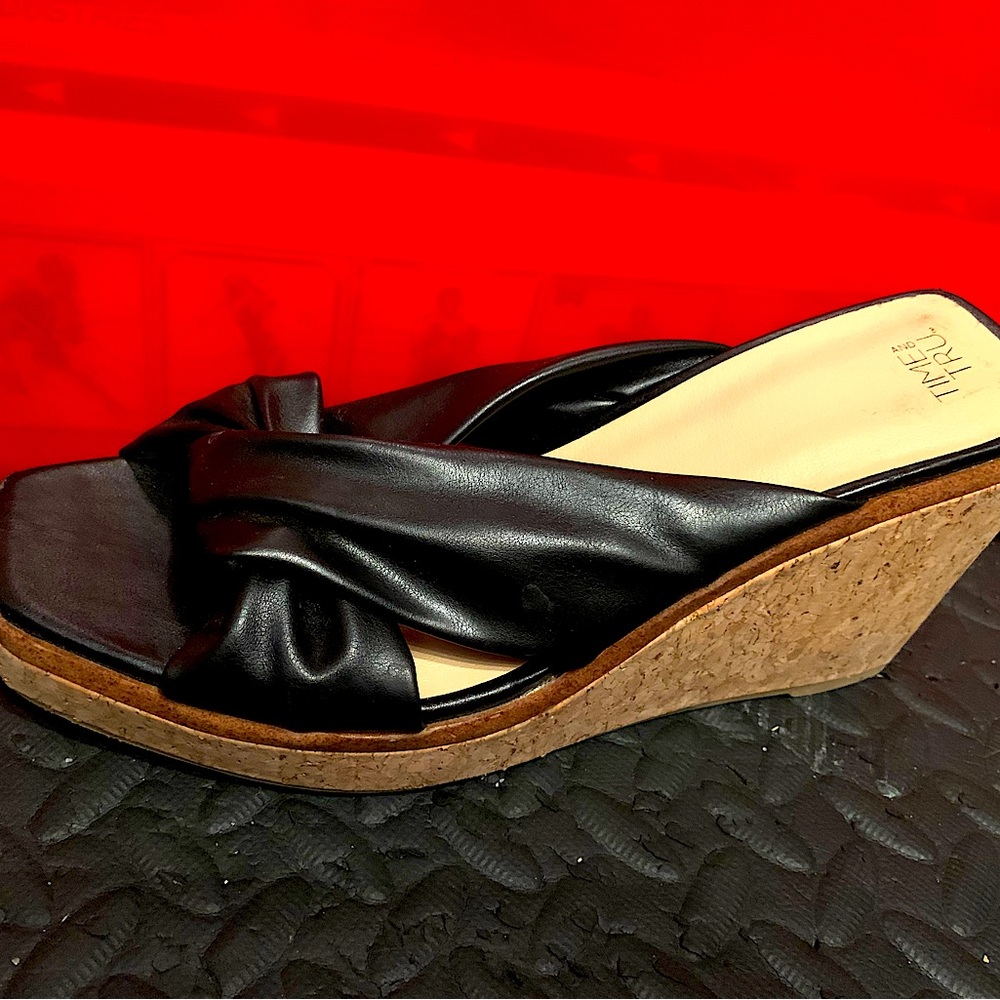 Time and tru woman’s sandals
